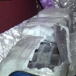Контейнеры с черной икрой полицейские обнаружили в гробу и под венками. Кадр оперативной съемки