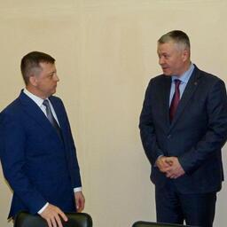 Заместитель руководителя Росрыболовства Михаил ИВАНИК и руководитель Охотского теруправления Александр ЖУКОВ. Фото пресс-службы ТУ