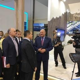 Полномочный представитель президента в ДФО Юрий ТРУТНЕВ вместе с губернатором Владимиром ИЛЮХИНЫМ осмотрели павильон Камчатки. Фото пресс-службы правительства края