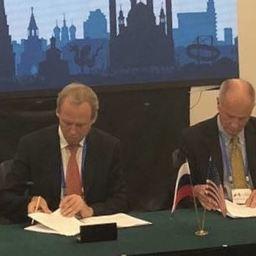 Заместитель руководителя Росрыболовства Василий СОКОЛОВ и и.о. помощника заместителя госсекретаря США по рыбному промыслу и океанам Уильям Генри ГИББОНС-ФЛАЙ подписывают протокол заседания. Фото пресс-службы ФАР