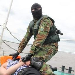 Сотрудники речного отдела и специального отряда быстрого реагирования Хабаровской таможни остановили, задержали и досмотрели условного нарушителя на Амуре. Фото пресс-службы Хабаровской таможни.