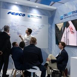 «Дальрефтранс» проводит презентацию на стенде. Фото предоставлено ESG