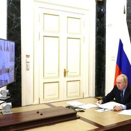 На совещании у президента Владимира ПУТИНА обсудили возможность создания объектов социальной инфраструктуры в качестве обязательства для победителей крабовых аукционов. Фото пресс-службы главы государства