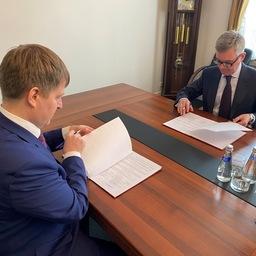Директор Востокгосплана Михаил КУЗНЕЦОВ и президент Всероссийской ассоциации рыбопромышленников Герман ЗВЕРЕВ подписали соглашение о сотрудничестве. Фото пресс-службы ВАРПЭ