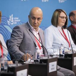 Директор по коммерции и развитию «Ленты» Ольга МОРОЗОВА, председатель Координационного совета федерации рестораторов и отельеров России Сергей МИРОНОВ, гендиректор Русской рыбопромышленной компании Ольга НАУМОВА. Фото Вячеслава Викторова, фотобанк «Росконгресса»