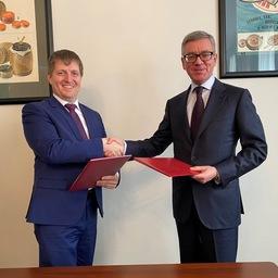 Директор Востокгосплана Михаил КУЗНЕЦОВ и президент Всероссийской ассоциации рыбопромышленников Герман ЗВЕРЕВ подписали соглашение о сотрудничестве. Фото пресс-службы ВАРПЭ