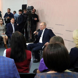 Вопрос с потребительской корзиной президент Владимир ПУТИН прокомментировал на встрече с представителями общественности в Липецкой области. Фото пресс-службы главы государства