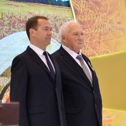 Премьер-министр Дмитрий МЕДВЕДЕВ и председатель правления Ассоциации «Государственно-кооперативное объединение рыбного хозяйства (Росрыбхоз)» Василий ГЛУЩЕНКО. Фото пресс-службы Росрыболовства