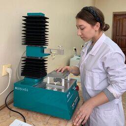 Решить проблему избытка полиэтилена помогает магистрант первого курса направления «Технология продукции и организация общественного питания» АГТУ Лидия ВОСТРИКОВА. Фото пресс-службы университета