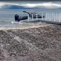 Сильное землетрясение на Камчатке вызвало цунами на Курильском озере. Фото Спаса Тарасова
