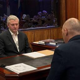 Развитие Карагинского района обсуждалось на встрече губернатора Камчатки Владимира Солодова с главой муниципалитета Владиславом Гавриловым, сообщили Fishnews в пресс-службе краевого правительства. Село Тымлат Карагинского района рассматривается как модельное в рамках реализации программы комплексного благоустройства рыбацких поселков. «Мы хотим, чтобы поселок стал одним из модельных для реализации программы комплексного благоустройства прибрежных населенных пунктов, о которой говорил президент Российской Федерации в послании. Я хочу рассматривать Тымлат как пример взаимодействия с предпринимателями и реального благоустройства, реального решения социально значимых задач», - подчеркнул Владимир Солодов. Напомним, что в послании Федеральному Собранию Владимир Путин заявил о необходимости целевого направления части средств от аукционов по продаже квот вылова на социальное развитие базовых для рыбной отрасли муниципалитетов. Таким образом предполагается задействовать поступления от торгов по продаже долей квот вылова крабов. Соответствующее поручение правительство РФ должно выполнить к 1 сентября. Власти Камчатки ранее сообщали, что подготовили перечень приоритетных объектов для поддержки в своем регионе, общая сумма этих проектов составляет 13 млрд рублей. Обсуждалась работа через федеральную комплексную программу по развитию сельских территорий. Больше новостей читайте в телеграм-канале Fishnews. Fishnews