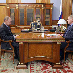 Председатель Правительства Российской Федерации Владимир ПУТИН провел рабочую встречу с руководителем Росрыболовства Андреем КРАЙНИМ. (Фото пресс-службы Правительства РФ)
