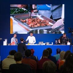 Участники проводили мастер-классы по приготовлению рыбы и морепродуктов