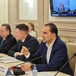 Инициативу от Сахалинской области по использованию рыболовных участков на круглом столе озвучил сенатор Андрей ХАПОЧКИН. Фото пресс-службы регионального парламента