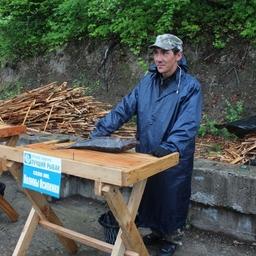 Также участники соревновались в разделке рыбы. Фото краевого минприроды