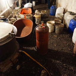 Цех располагался в заброшенных помещениях бывшей воинской части в районе бухты Рында. Фото пресс-группы Погрануправления ФСБ России по Приморскому краю