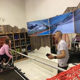 Все желающие могли испытать свои силы на современном горнолыжном тренажере. Фото пресс-службы правительства Камчатского края