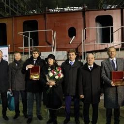 Памятная фотография на фоне закладной секции траулера Фото предоставлено ПАО СЗ «Северная верфь»