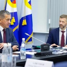 Вице-премьер — полпред президента в ДФО Юрий ТРУТНЕВ и губернатор Чукотского автономного округа Владислав КУЗНЕЦОВ. Фото пресс-службы правительства