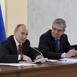 Глава государства Владимир ПУТИН и президент Российской академии наук Александр СЕРГЕЕВ. Фото пресс-службы президента РФ