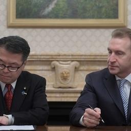Министр экономики, торговли и промышленности Японии Хиросигэ СЭКО и первый вице-премьер Игорь ШУВАЛОВ. Фото пресс-службы Правительства РФ