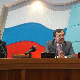 Начальник управления общественных связей ФАС России Ирина Кашунина и статс-секретарь – заместитель руководителя Федеральной антимонопольной службы Андрей Цариковский на пресс-конференции в Южно-Сахалинске.