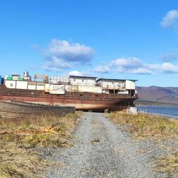 Нарушители перерабатывали рыбу на стоечном судне в водоохраной зоне. Фото пресс-службы Амурской бассейновой природоохранной прокуратуры