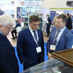 Постоянный представитель РФ при Евросоюзе Владимир ЧИЖОВ, замминистра сельского хозяйства – руководитель Росрыболовства Илья ШЕСТАКОВ и генеральный директор Южно-Курильского рыбокомбината Константин КОРОБКОВ у стенда компании