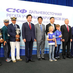 Премьер-министр Южной Кореи Ли Нак ЁН, премьер-министр Японии Синдзо АБЭ, Председатель Китайской Народной Республики СИ Цзиньпин, президент России Владимир ПУТИН и президент Монголии Халтмагийн БАТТУЛГА вручили призы победителям и участникам регаты. Фото пресс-службы главы государства