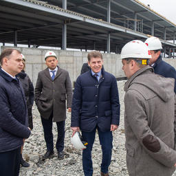 Губернатор Приморского края Олег КОЖЕМЯКО оценил ход строительства рыбоперерабатывающего завода «Русский минтай». Фото пресс-службы РРПК