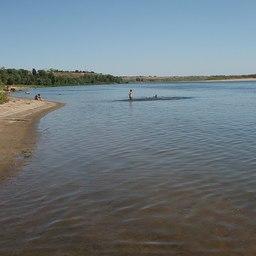 Река Ахтуба в границах города Волжский, где расположен один из участков. Фото yw13_mail_ru («Википедия»)