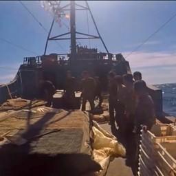 В Сети появилось видео с задержания одного из судов. На фото – кадр из съемки