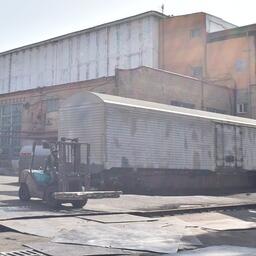 Отгрузка рыбной продукции в рефвагоны в порту Владивостока