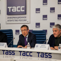 Заместитель руководителя федерального агентства по рыболовству Василий Соколов, советник руководителя Росрыболовства Дмитрий КРАСНОВ и президент Федерации рестораторов и отельеров России Игорь БУХАРОВ