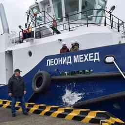 По традиции о борт нового судна разбили бутылку игристого вина