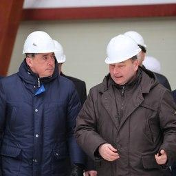Губернатор Сахалинской области Валерий ЛИМАРЕНКО и генеральный директор Южно-Курильского рыбокомбината Константин КОРОБКОВ. Фото пресс-службы правительства региона