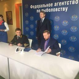 Руководитель Росрыболовства Илья ШЕСТАКОВ и заместитель директора ООО «Гранис» Дмитрий МАКАРЕНКО подписали договор о предоставлении доли инвестквоты под строительство перерабатывающего завода