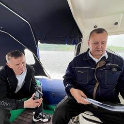Ход работ проверили заместитель министра транспорта и дорожного хозяйства Хабаровского края Владимир БЕРЕЗОВСКИЙ и и.о. капитана морских портов Ванино и Советская Гавань Владимир ГНЕДКОВ. Фото пресс-службы Росморречфлота, https://morflot.gov.ru