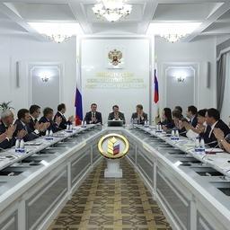 Заместитель председателя Правительства РФ Алексей ГОРДЕЕВ представил сотрудникам Министерства сельского хозяйства России нового министра – Дмитрия ПАТРУШЕВА. Фото пресс-службы министерства