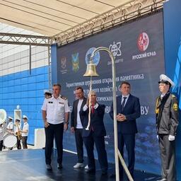 После символичного удара в рынду с монумента сняли полотно