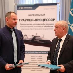 Директор ООО «Управляющая компания Норебо» Виталий ОРЛОВ и генеральный директор «Северной верфи» Игорь ПОНОМАРЕВ. Фото предоставлено пресс-службой судостроительного завода