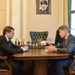 Губернатор Сахалинской области Олег КОЖЕМЯКО и руководитель Федерального агентства по рыболовству Илья ШЕСТАКОВ обсудили «прибрежку» на встрече. Фото пресс-службы ФАР
