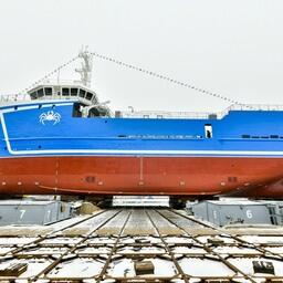 Длина судна составляет 57,7 м, ширина — 12,6 м, максимальная скорость — 12 узлов