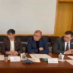 Руководитель Хабаровского филиала ВНИРО Денис КОЦЮК, глава Амурского теруправления Росрыболовства Денис КРЫЛОВ и председатель комитета рыбного хозяйства региона Никита КОРОЛЬ