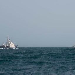 Судно выдворили за пределы экономической зоны РФ в сопровождении корабля береговой охраны. Фото пресс-службы Погрануправления ФСБ России по Сахалинской области