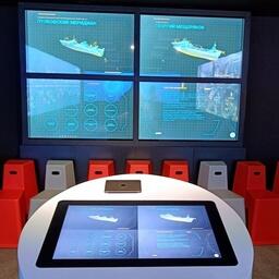 Сенсорный экран позволяет наглядно сравнить «Георгия Мещерякова» по различным характеристикам с БАТМ-1288 типа «Пулковский меридиан»