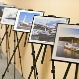 На фотовыставке присутствуют и современные суда крупнейших российских рыбодобывающих предприятий. Фото пресс-службы ВАРПЭ
