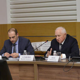 Руководитель департамента сопровождения законодательных инициатив исполкома Общероссийского народного фронта Арсланбек ЧЕРКЕСОВ и председатель правления Ассоциации «Росрыбхоз» Василий ГЛУЩЕНКО