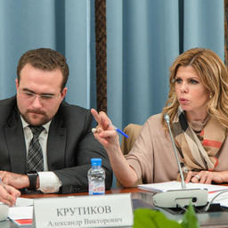 Замдиректора департамента развития человеческого капитала, территориального и социально-экономического развития регионов Дальнего Востока Александр КРУТИКОВ и председатель комиссии ОП по вопросам агропромышленного комплекса и развитию сельских территорий Евгения УВАРКИНА