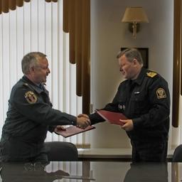 Начальник ГУ МЧС России по Мурманской области Владимир Гусев и руководитель Северного ЭО АСР Анатолий Леонтьев подписали соглашение о взаимодействии. Фото пресс-центра Главного управления МЧС России по Мурманской области.